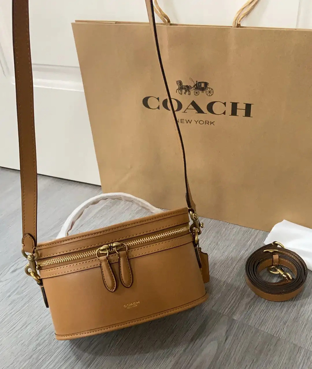 Coach Box Bag - Picture 3 of 8